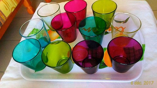 Lots de verre des différents couleurs avec leurs plateau
