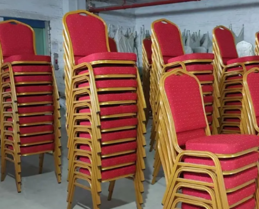 Chaise de banquet mariage rouge et dorée, 24 pièces disponibles