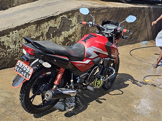 Honda 125sp en bon état, prix à débattre